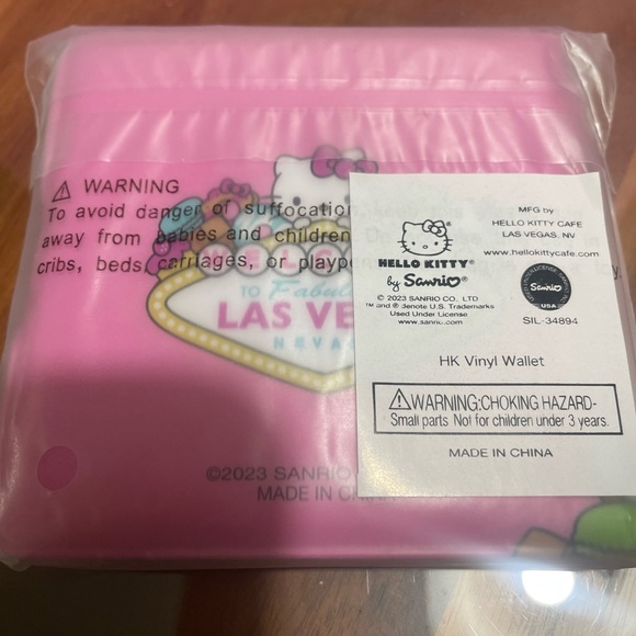 COPY - Hello Kitty Cafe Las Vegas Vinyl Retro Wallet Brand New! - Picture 2 of 2